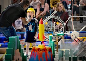 Kettingreactie 2018 - meisje veraf - foto DigiDaan - NEMO Science Museum