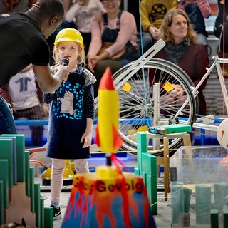 Kettingreactie 2018 - meisje veraf - foto DigiDaan - NEMO Science Museum